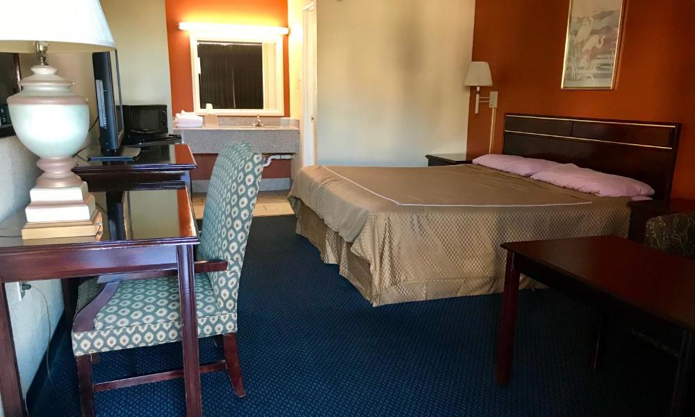 King Room - Non-Smoking interior